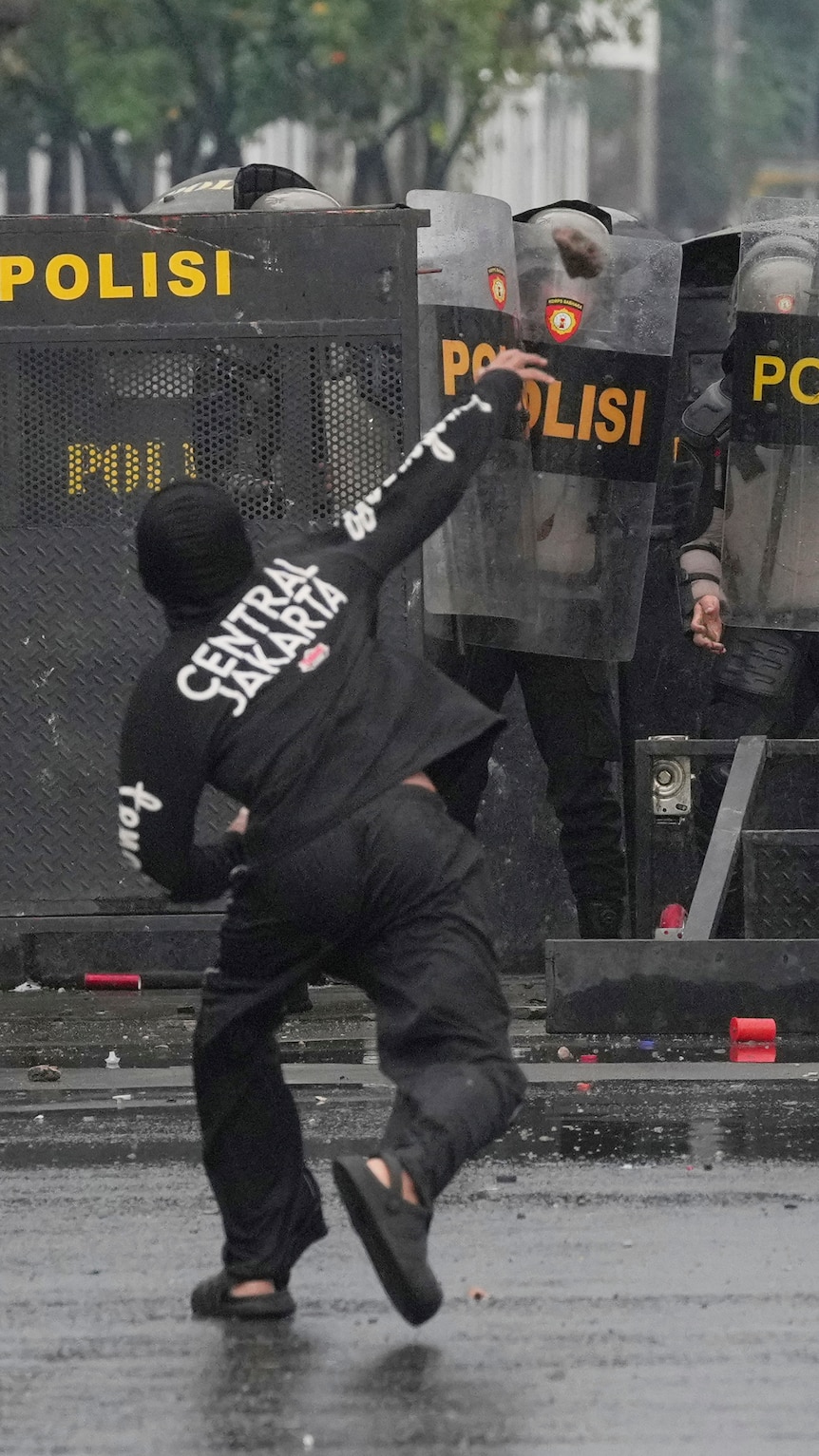 Indonesia's president to revoke some politicians' privileges after protests